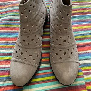NWOT Array booties